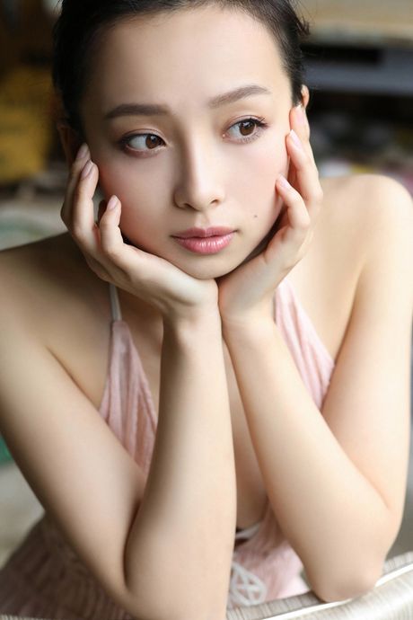 Asian model Asuka Hanamura presents her large boobs and poses in a solo