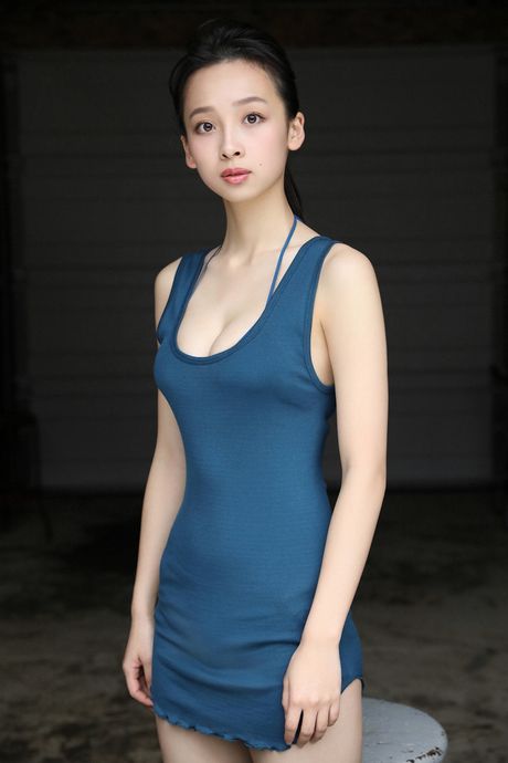 Asian cutie Asuka Hanamura reveals her amazing racks and poses in a bikini