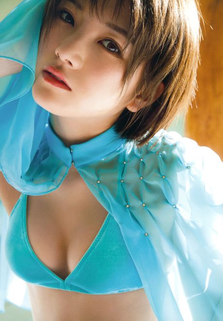 Asian stunner Kazaranai Hoseki takes off her bikini before getting in a tub