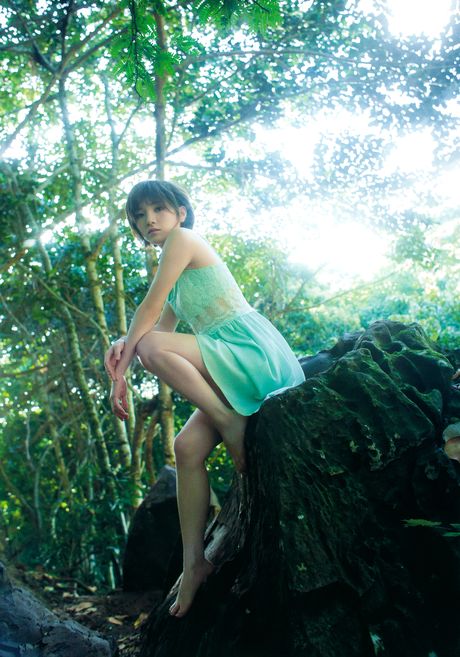 アジアの美女、カザラナイ・ホセキがバスタブに入る前にビキニを脱ぐ