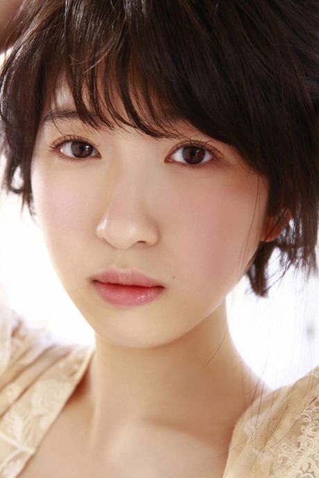 Hun har et smukt ansigt og en slank krop med perfekte kurver