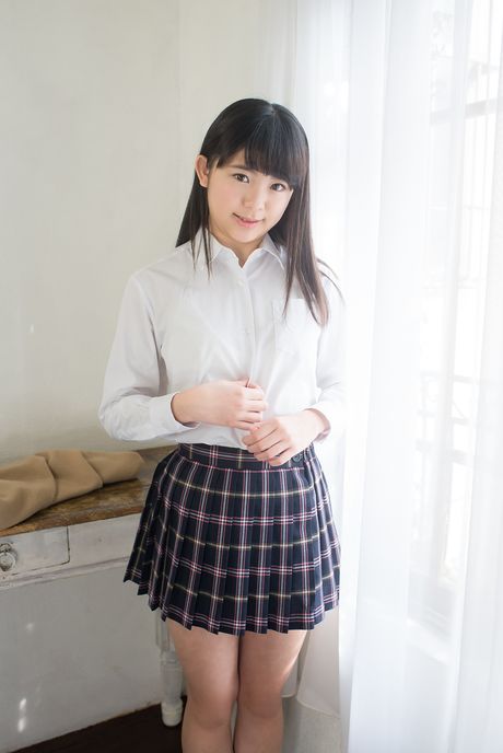 亞洲女孩 Mika Hisakawa 脫光衣服，展示她的小乳房和光禿的陰部