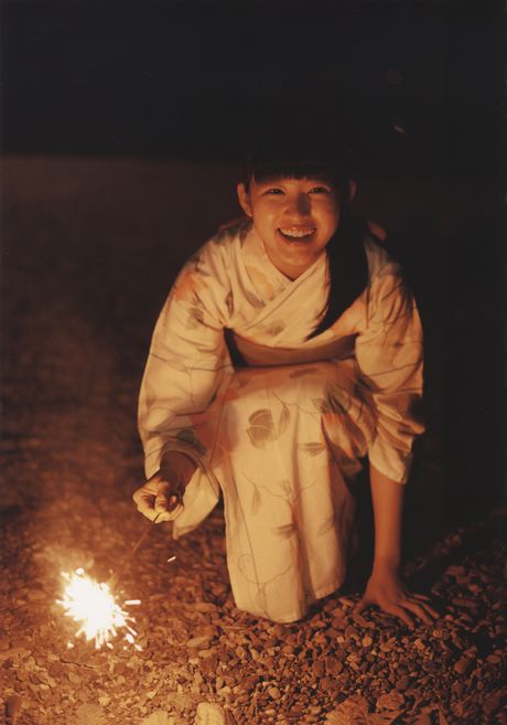 亞洲女孩柏木日向在花園裡展示她令人驚嘆的乳房和姿勢