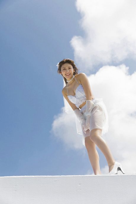 亞洲美女 Hikumi Hisamatsu 展示她的巨乳並穿著比基尼擺姿勢