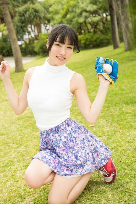 性感的日本少女安娜康諾在獨奏中展示了她的大胸脯和光禿禿的陰部