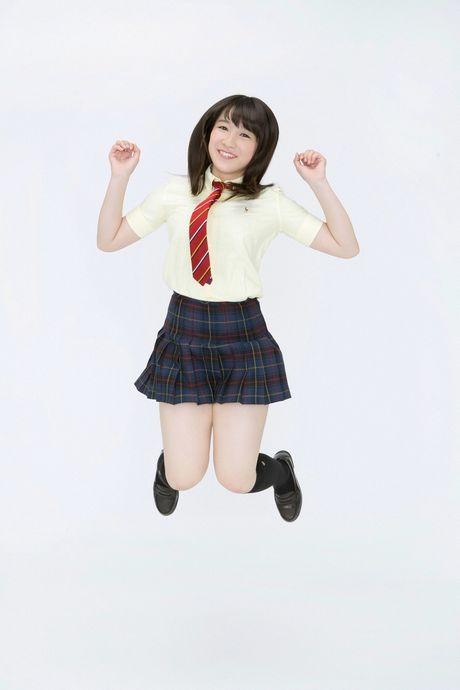 迷人的日本封面女郎 Shiori Konno 炫耀她的巨乳並擺出獨奏姿勢