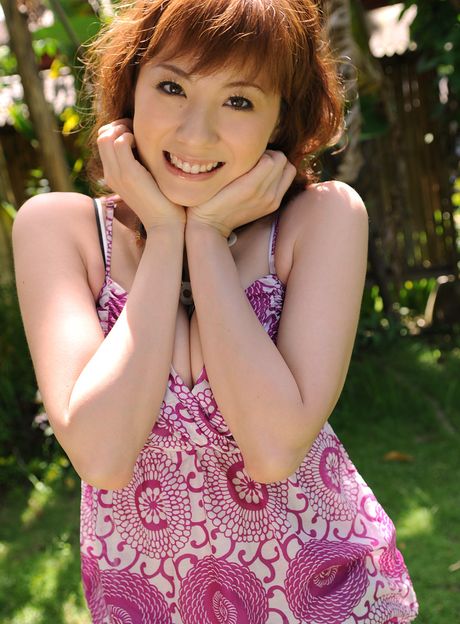 Asiatisk søde Yuma Asami viser sine store bryster og går nøgen for kameraet i vildmarken