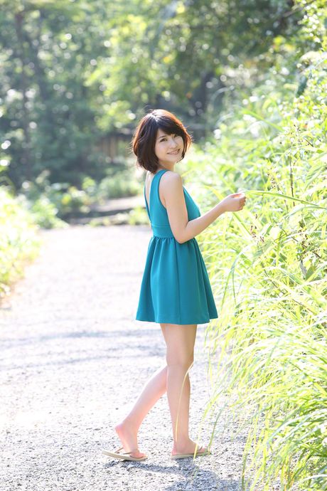 アジアのキュートな岸明日香がヌードモデルの仕事の前にパティオで裸になる