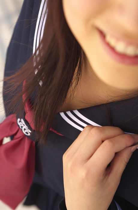 令人震撼的日本女學生 Yui Minami 凸顯她的小胸部並獨自擺姿勢