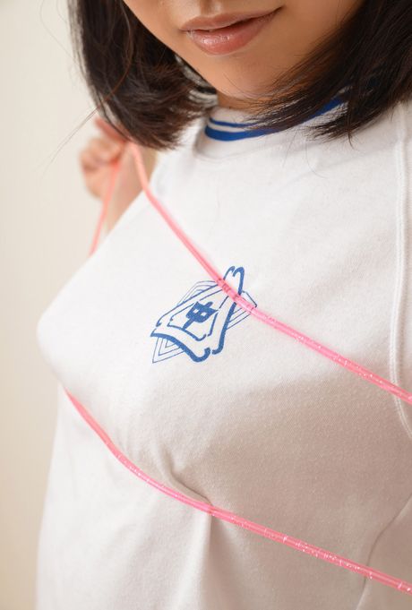 Fantastisk japansk teenager Yuna Kimino afslører sin skaldede fisse i hvide strømper