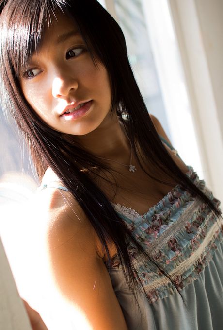 アジアンドールの小倉奈々がドレスを脱ぎ、ストッキング姿でポーズをとる