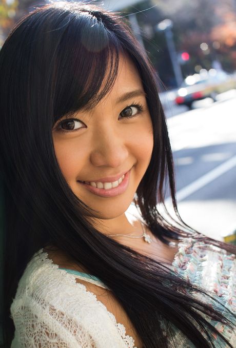 アジアンドールの小倉奈々がドレスを脱ぎ、ストッキング姿でポーズをとる