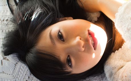 アジアンドールの小倉奈々がドレスを脱ぎ、ストッキング姿でポーズをとる