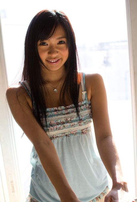 アジアンドールの小倉奈々がドレスを脱ぎ、ストッキング姿でポーズをとる