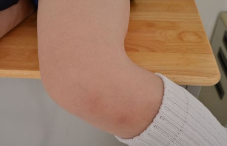 Asian girl Momo Watanabe exhibits her nice ass and poses in a solo