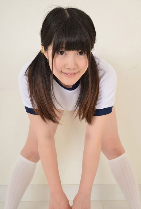 令人驚豔的日本封面女郎 Momo Watanabe 穿著白色絲襪展示她漂亮的乳房和臀部