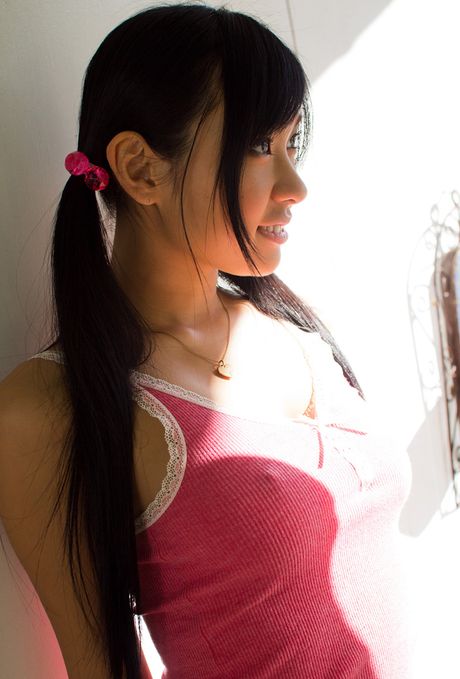 Asiatisk pige Nana Ogura bliver nøgen i et køkken, før hun viser sin fisse