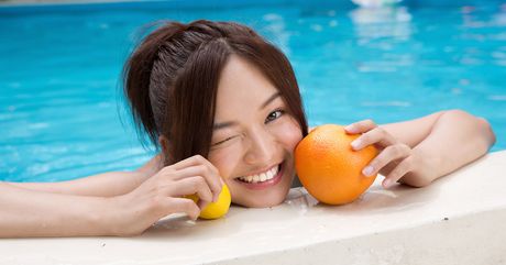 亞洲少女山中真由美在泳池裡脫下比基尼