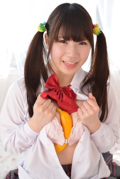 亞洲女學生 Haruka Senboshi 展示她的大胸脯，並穿著絲襪擺姿勢