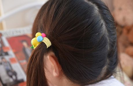 亞洲女學生 Haruka Senboshi 展示她的大胸脯，並穿著絲襪擺姿勢