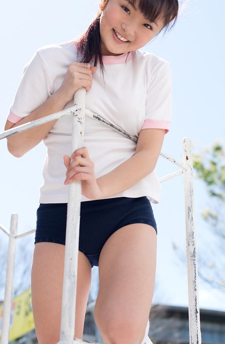 亞洲女孩 Niina Aizawa 露出她豐滿的臀部並穿著白色襪子擺姿勢