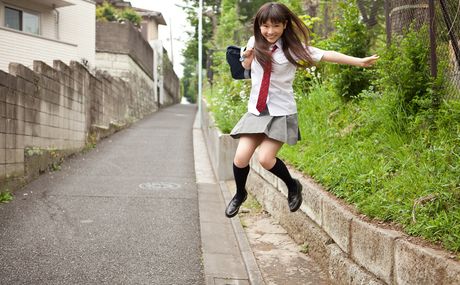 Perfekt japansk skønhed Yuri Shinohara bliver nøgen i knæstrømper før hun onanerer