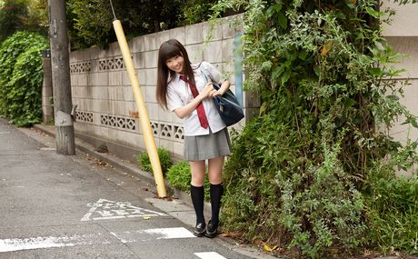 完美的日本美女 Yuri Shinohara 赤身裸體，穿著及膝襪自慰