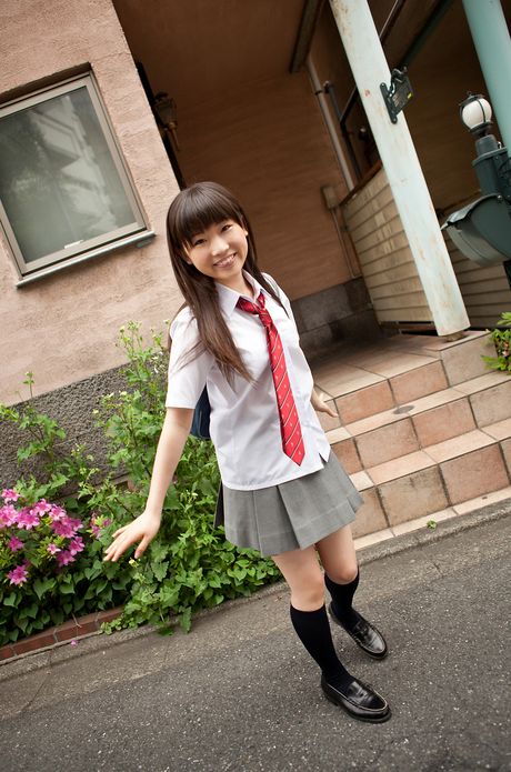 Perfekt japansk skønhed Yuri Shinohara bliver nøgen i knæstrømper før hun onanerer