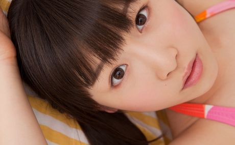 アジアのティーン、ユリユリキューティーは小さなおっぱいを誇示し、ビキニでポーズをとる