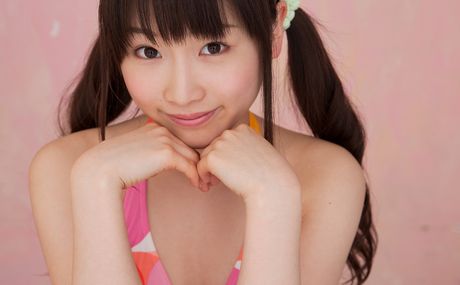 アジアのティーン、ユリユリキューティーは小さなおっぱいを誇示し、ビキニでポーズをとる