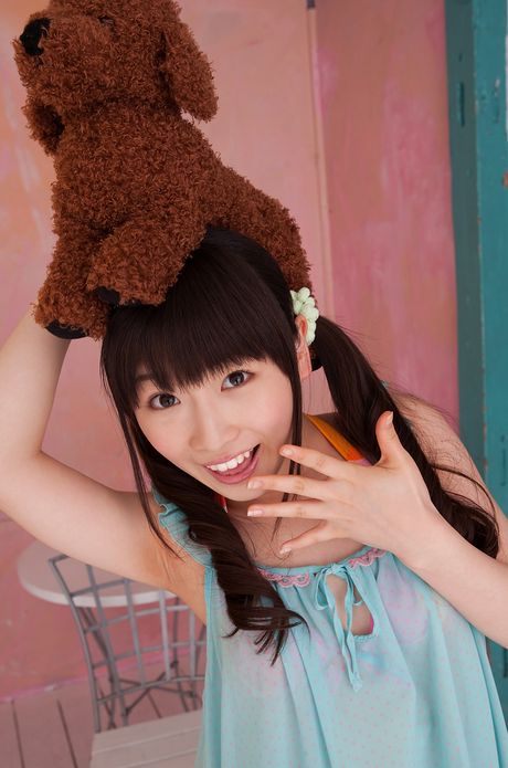 アジアのティーン、ユリユリキューティーは小さなおっぱいを誇示し、ビキニでポーズをとる