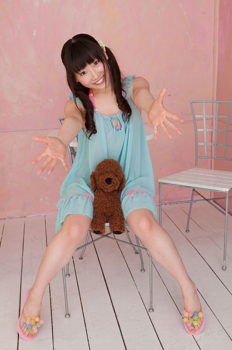 アジアのティーン、ユリユリキューティーは小さなおっぱいを誇示し、ビキニでポーズをとる