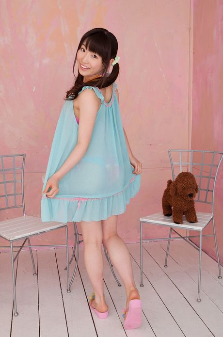 アジアのティーン、ユリユリキューティーは小さなおっぱいを誇示し、ビキニでポーズをとる