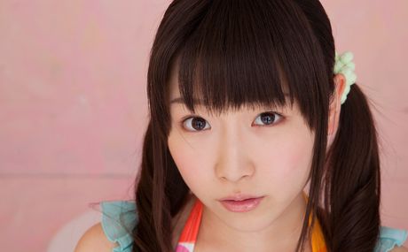 アジアのティーン、ユリユリキューティーは小さなおっぱいを誇示し、ビキニでポーズをとる