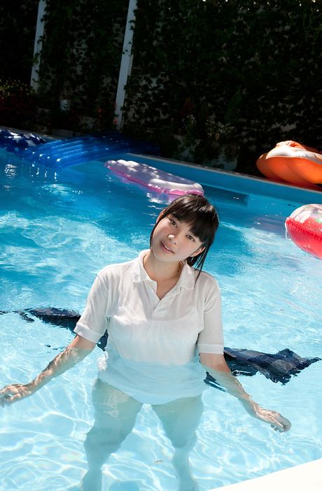 亞洲女孩 Tomoe Yamanaka 脫掉衣服，在泳池裡露出全裸的面容