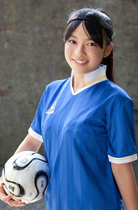 Sexy Japanese babe Tomoe Yamanaka highlights her perfect butt and her shaved pussy