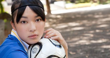 Sexy Japanese babe Tomoe Yamanaka highlights her perfect butt and her shaved pussy