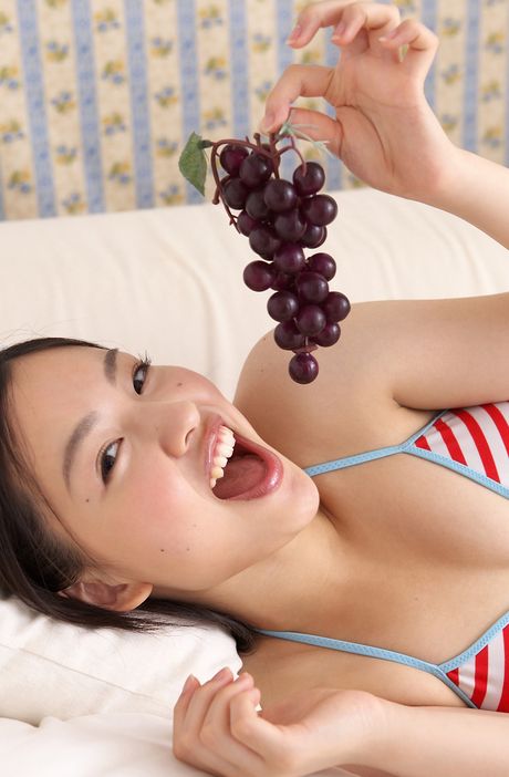 アジア人の女の子、中村静香が指ファックの前にビキニを脱ぐ