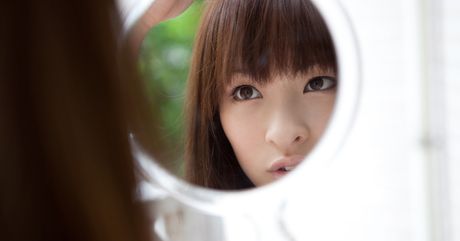 Skolepigen Nagase Maho viser sine pæne bryster og poserer i strømpebukser