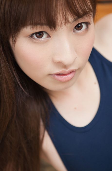 Sexet japansk covergirl Nagase Maho bliver nøgen på et tæppe på et tæppe