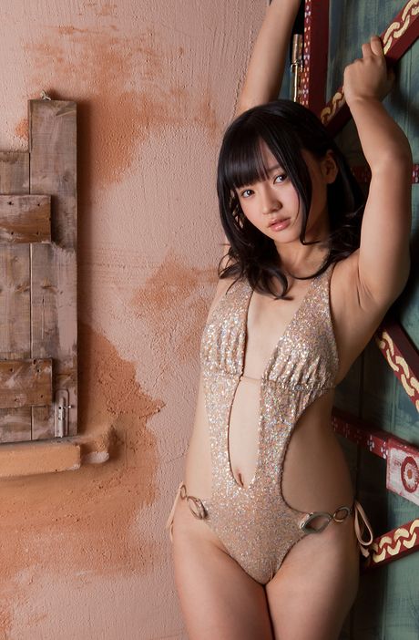 Den asiatiske covergirl Ayana Taketatsu viser sin store røv og poserer i hvidt lingeri