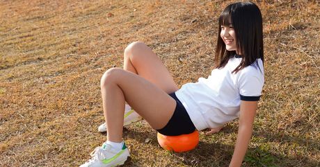 亞洲女孩 Ayana Taketatsu 展示她嬌小的乳房並獨自擺姿勢