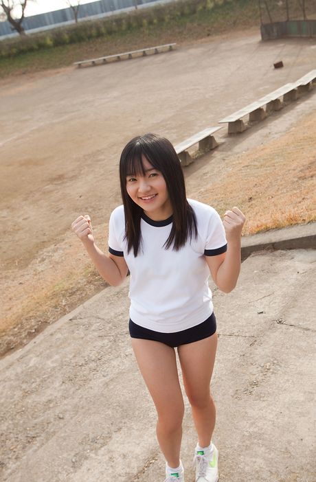 アジアの女の子、竹達彩奈が小ぶりなおっぱいを露わにしてソロでポーズをとる