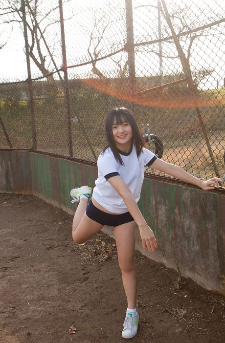 亞洲女孩 Ayana Taketatsu 展示她嬌小的乳房並獨自擺姿勢