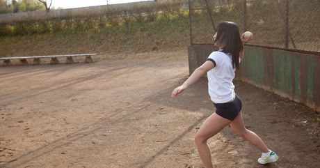 アジアの女の子、竹達彩奈が小ぶりなおっぱいを露わにしてソロでポーズをとる