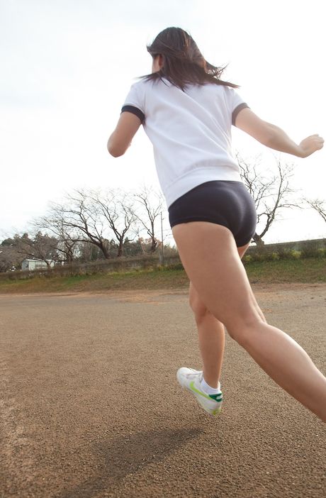 亞洲女孩 Ayana Taketatsu 展示她嬌小的乳房並獨自擺姿勢