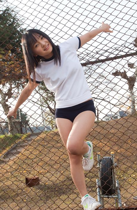 亞洲女孩 Ayana Taketatsu 展示她嬌小的乳房並獨自擺姿勢