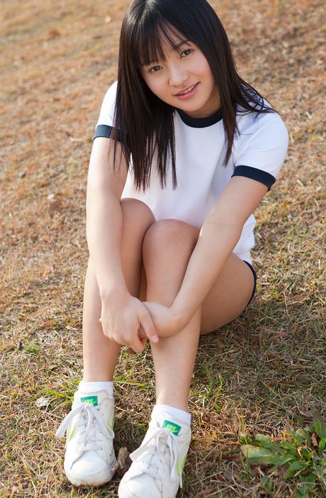 亞洲女孩 Ayana Taketatsu 展示她嬌小的乳房並獨自擺姿勢