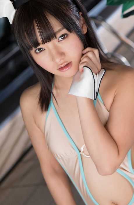 亞洲封面女郎 Ayana Taketatsu 炫耀她的小乳房並穿著漁網擺姿勢