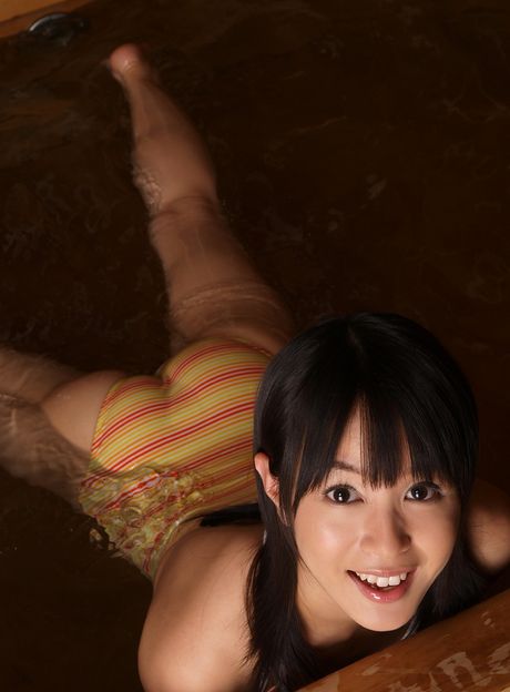 亞洲女孩 Nana Nanaumi 脫下比基尼，獨自露出乳房